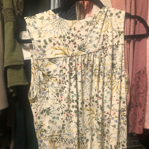 Cute sleeveless top with tie in the front! - Picture 2 of 2